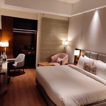 Hotel Peninsula Panchkula Eksteriør bilde